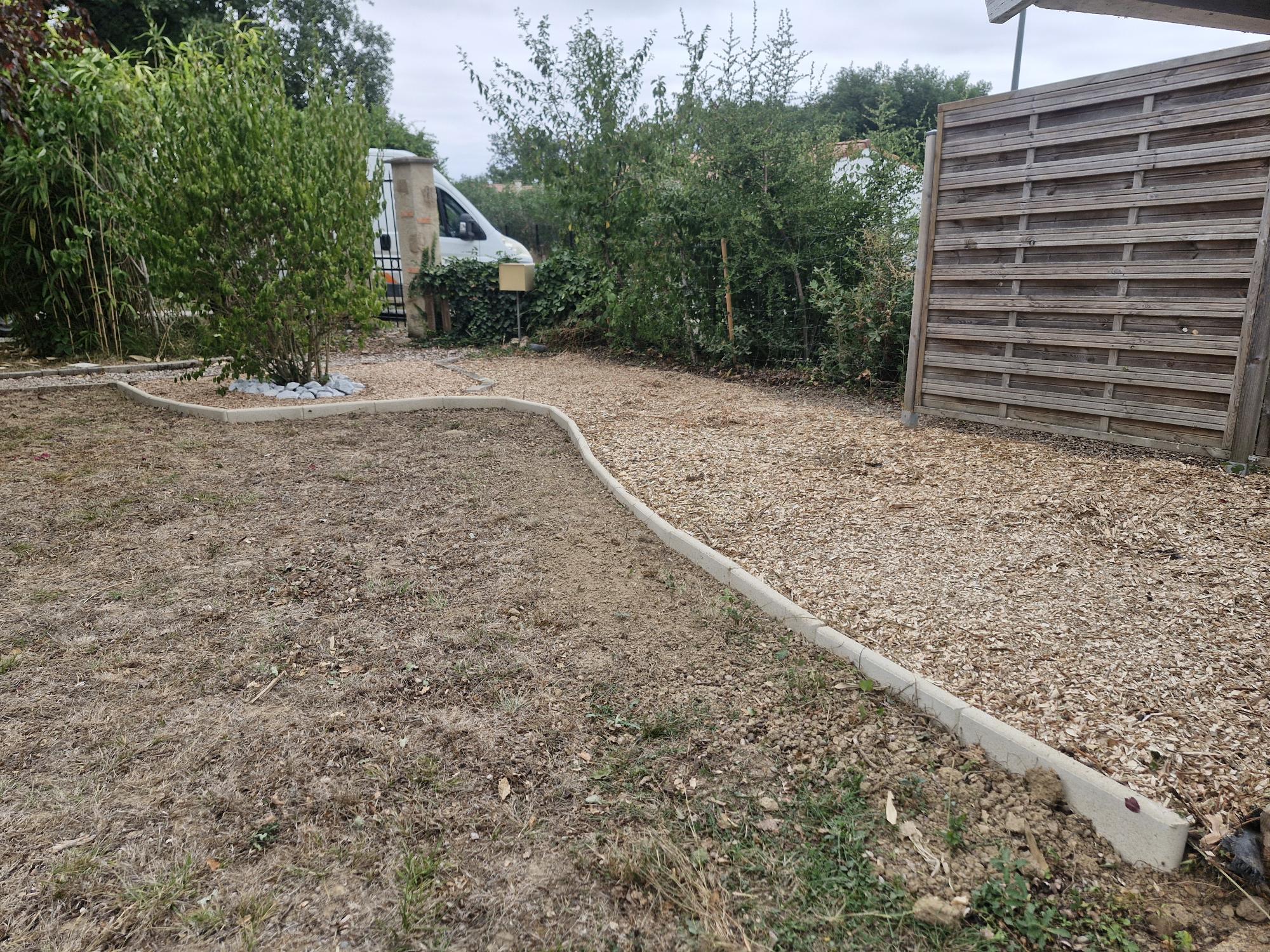Aménagement de chemin en copeaux de bois et bordures béton par lj dans un jardin paysager à gimont