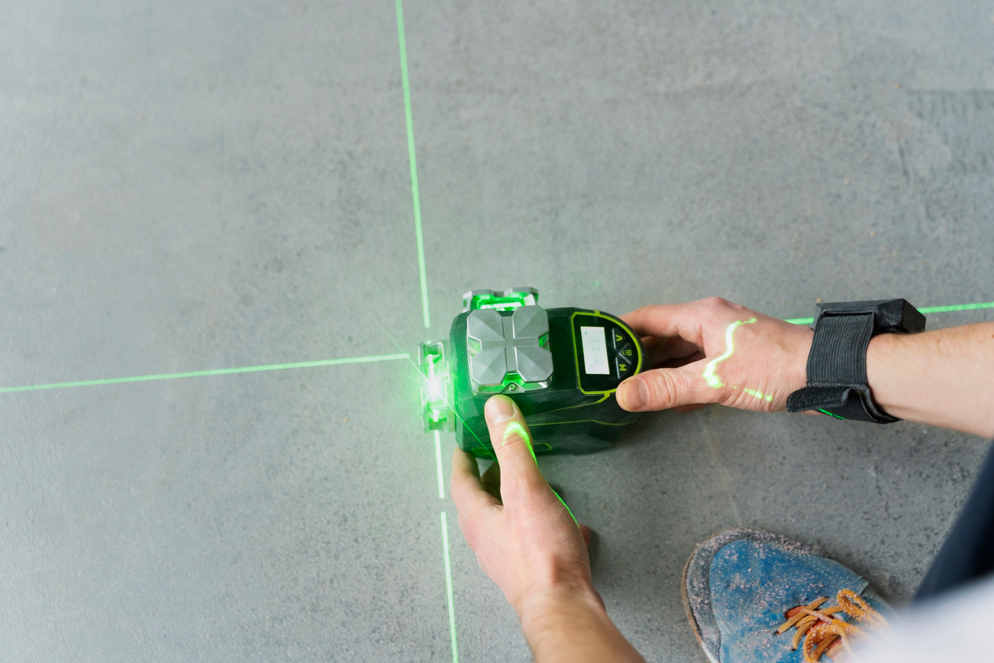 Niveau laser vert pour travaux précis sur dalle béton par lj à Gimont