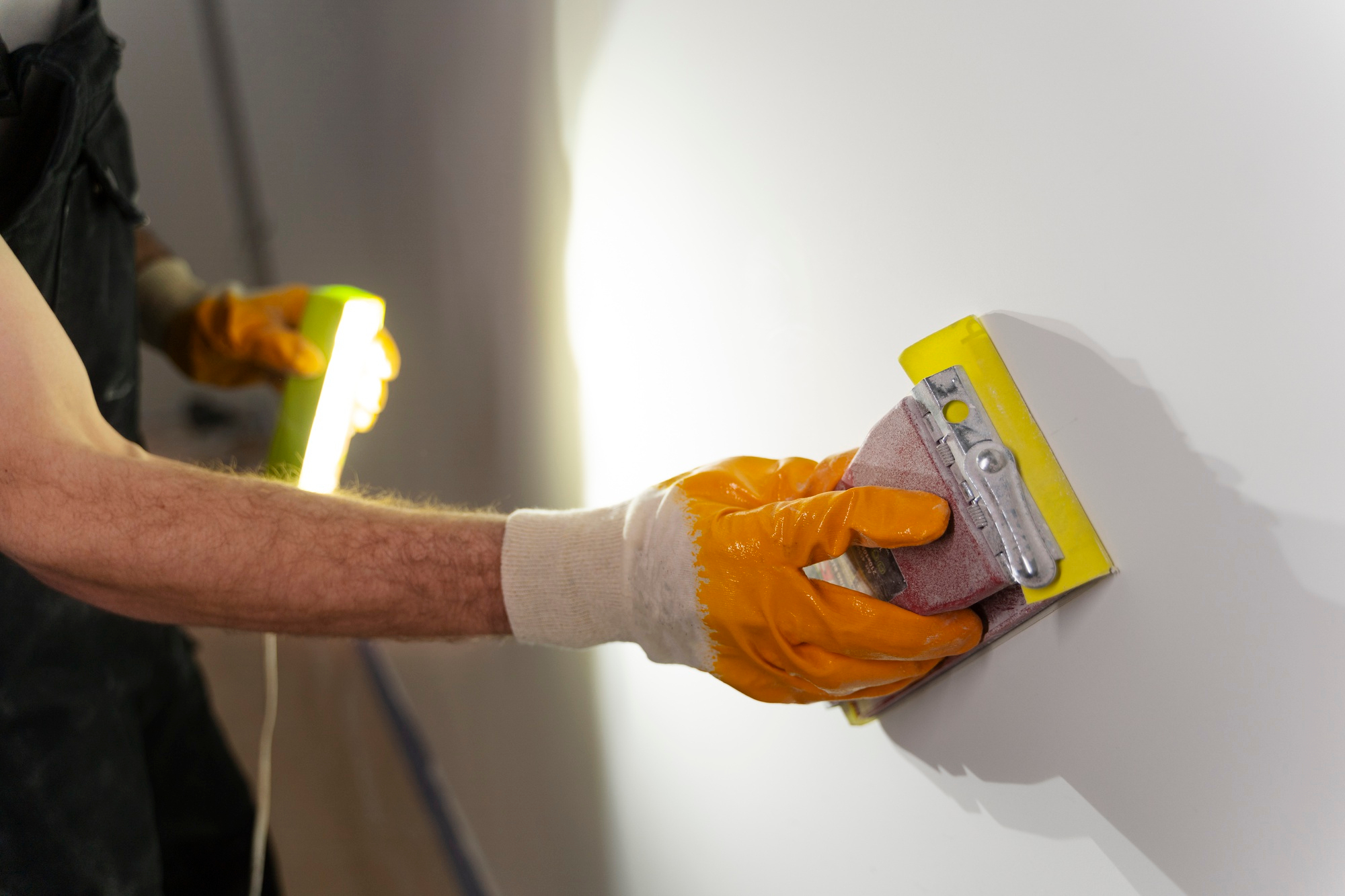 Ponçage minutieux de mur intérieur éclairé pour rénovation par lj à gimont