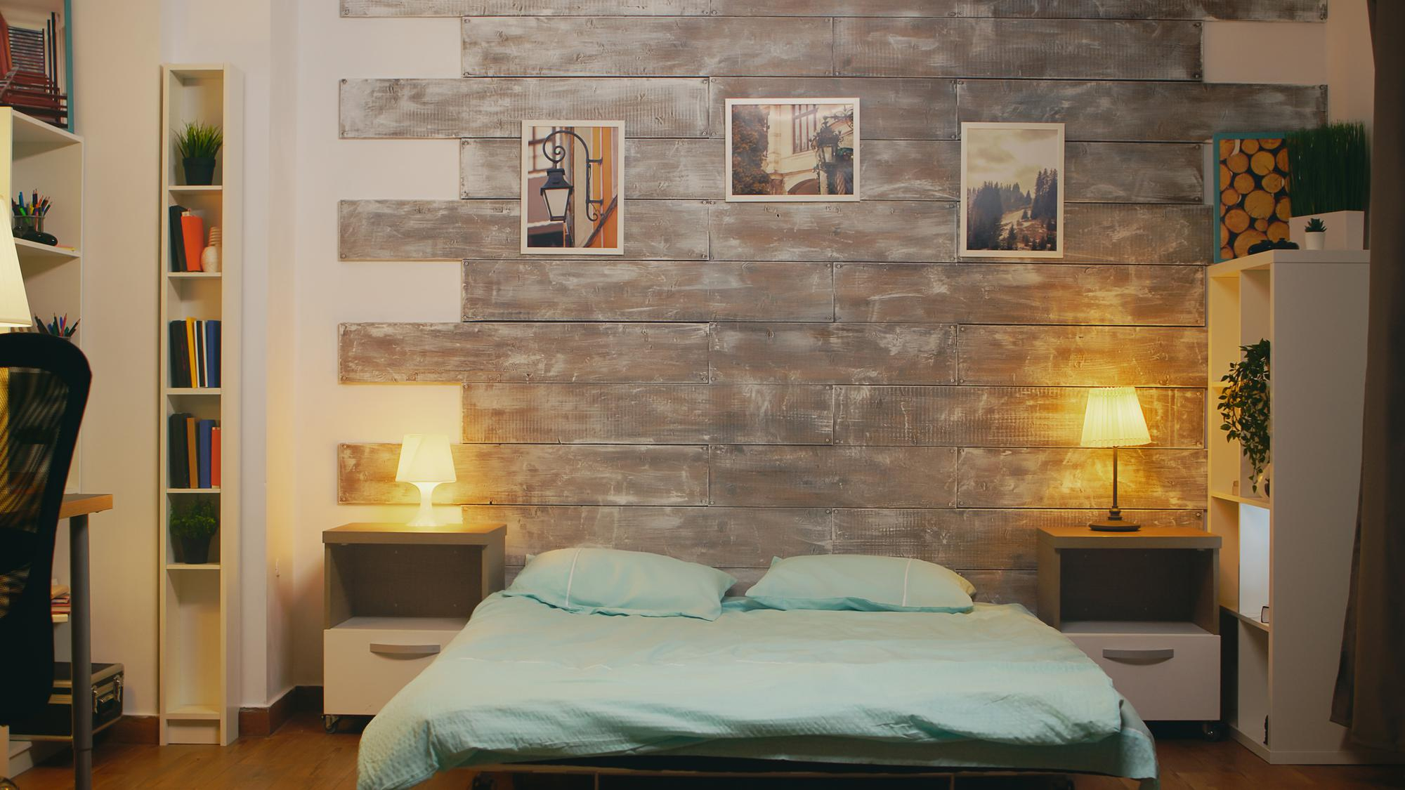 Chambre moderne cosy avec lit bleu, bois clair et déco chaleureuse chez lj à Gimont