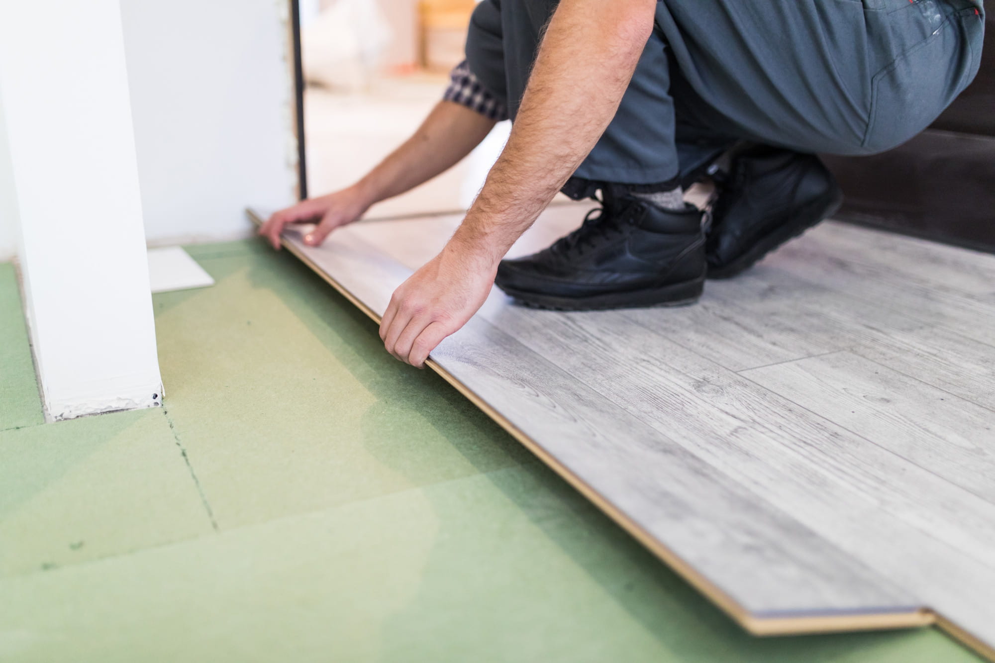 Pose minutieuse de parquet flottant par lj dans une maison en rénovation à gimont