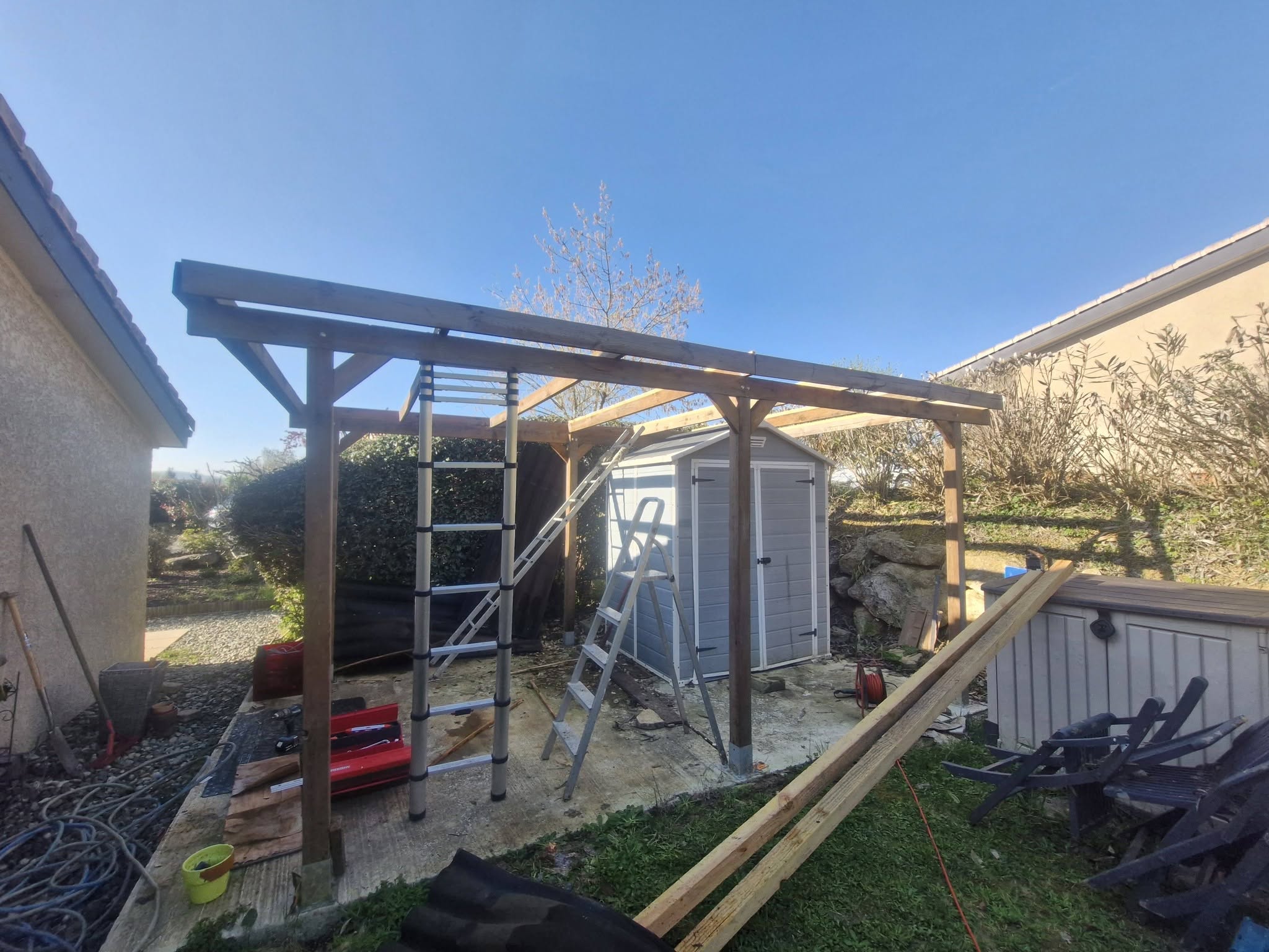 Construction d’une pergola en bois par lj dans un jardin avec spa et cabanon à gimont