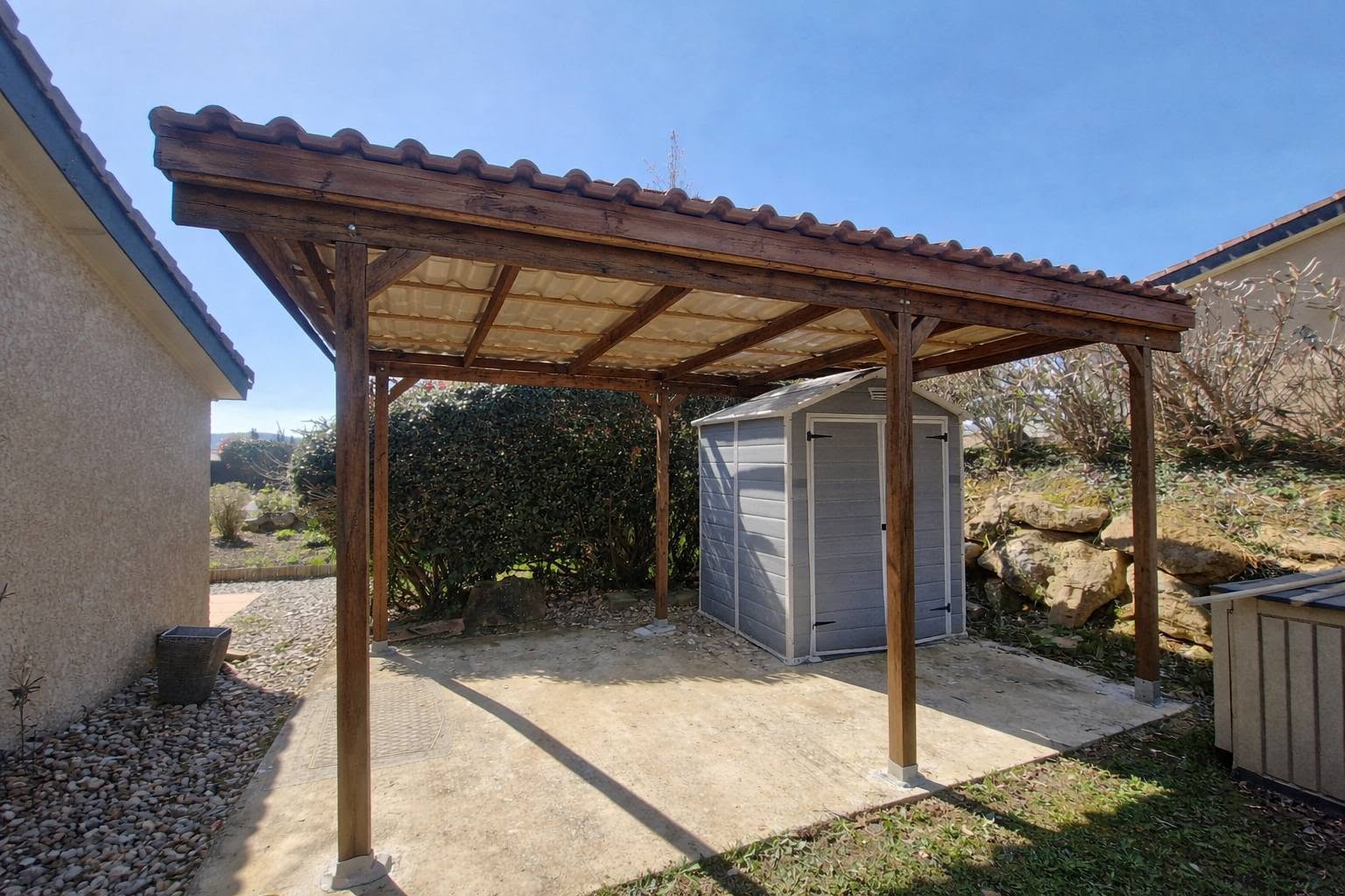 Abri de jardin en bois avec cabanon plastique gris installé par lj dans un jardin résidentiel à Gimont