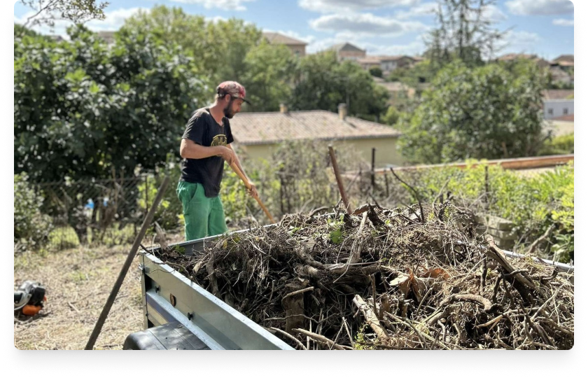 Jardinier lj nettoyant un jardin rural avec remorque de déchets verts à gimont